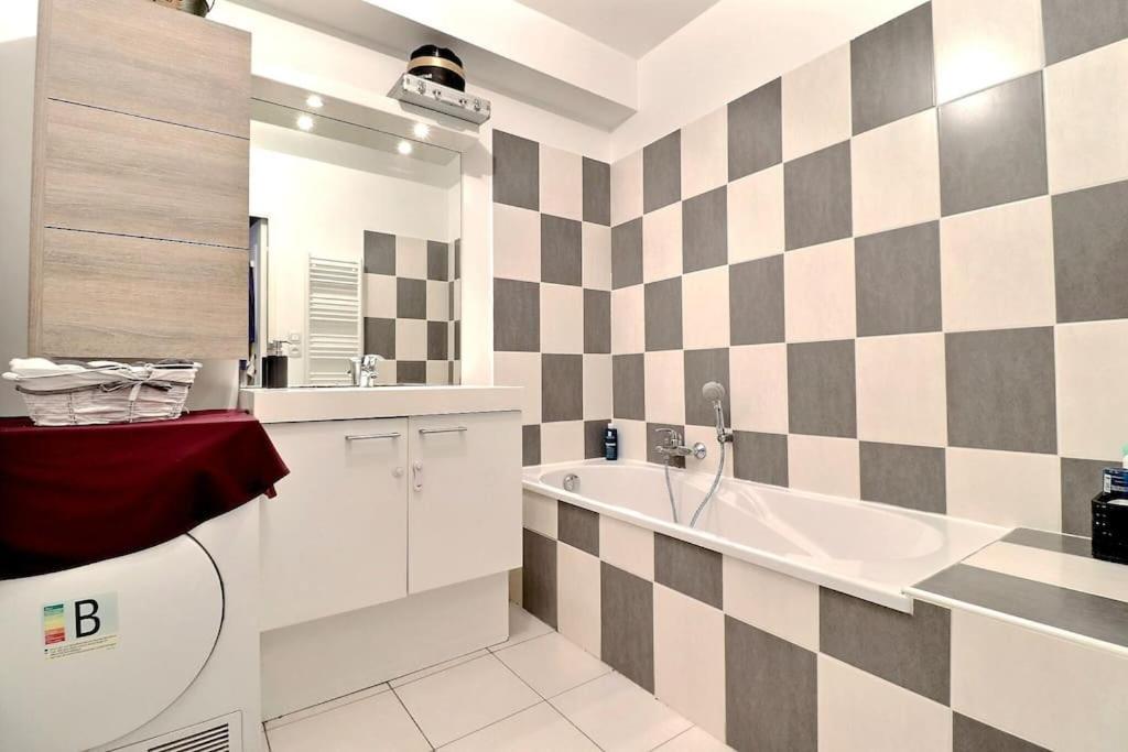 Tres Bel Appartement Contemporain Et Calme Fréjus Exteriör bild